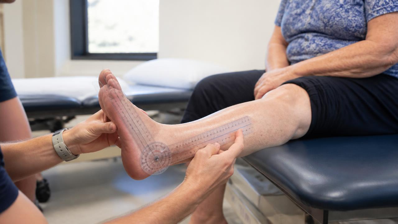 Valutazione clinica della mobilità della caviglia in un paziente adulto durante la visita specialistica