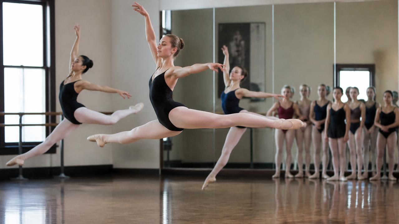 Ballerine in sala durante un salto con atterraggio sull'avampiede
