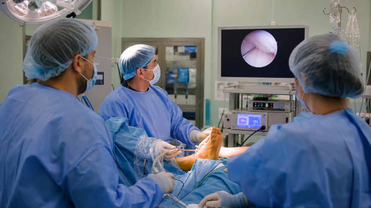 Sala operatoria durante un intervento di artroscopia di caviglia mini-invasiva
