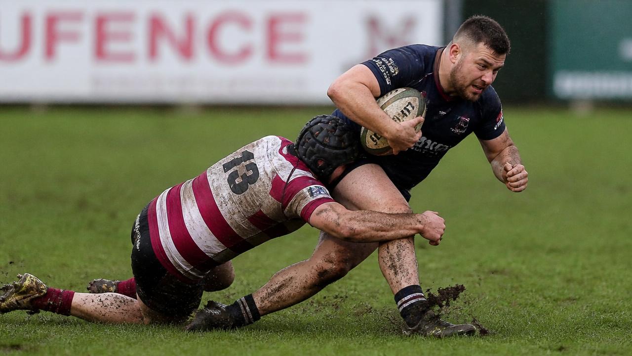 Placcaggio nel rugby con il piede del giocatore piantato nel terreno mentre il corpo ruota
